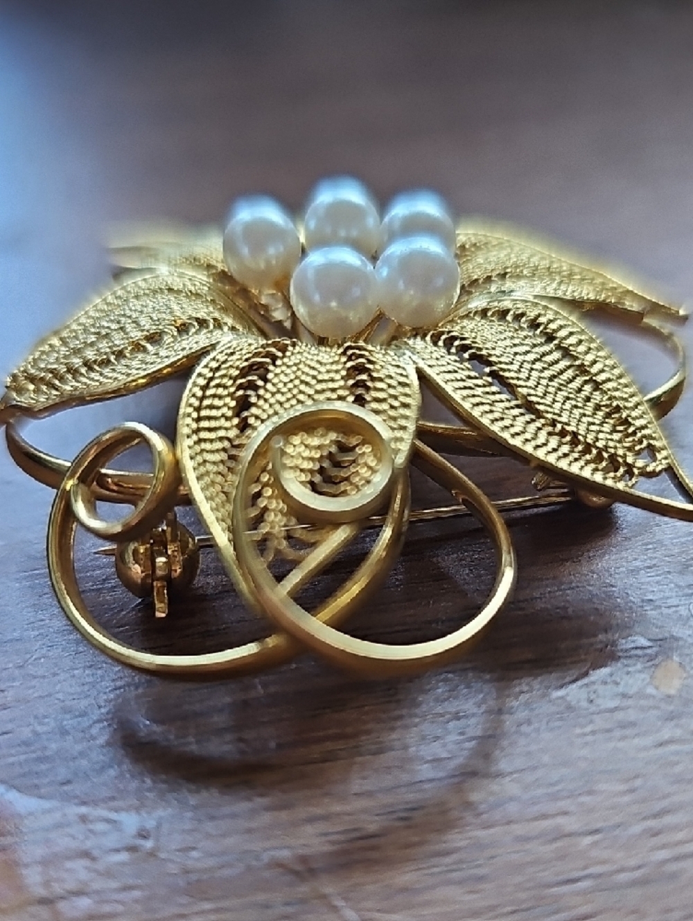 EUC Mid Century Modern Gold Filigree Flower Brooch with Pearl Accents 2 1/2" - Picture 4 of 5